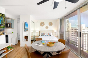 Newly Renovated Studio with Rooftop Pool & Near Waikiki Beach!